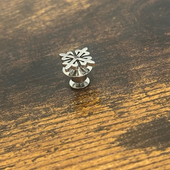 Patek Philippe Calatrava Cross Lapel Pin - Picture 2 of 4